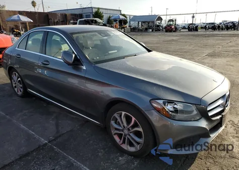 2017 Mercedes-Benz C 300 z USA, uszkodzony, nr VIN 55SWF4JB3HU190792